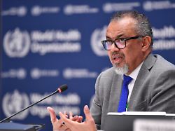 tedros adhanom ghebreyesus generaldirektor der weltgesundheitsorganisation who spricht waehrend einer pressekonferenz am hauptsitz der who in genf