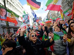 teilnehmer einer demonstration gegen das iranische mullah regime feiern den tod des obersten fuehrer des irans ajatollah chamenei