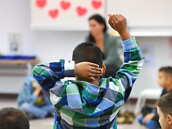 themenfoto schulunterricht an einer grundschule in bayern 2 klasse lehrerin grundschullehrerin unterricht lehrerin lehrkraft