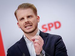 tim kluessendorf spd generalsekretaer gibt im willy brandt haus eine pressekonferenz