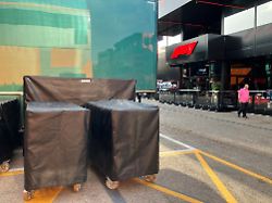 transportkisten stehen vor dem formel 1 motorhome im fahrerlager
