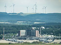 transportmaschinen und tankflugzeuge stehen auf dem vorfeld der us airbase ramstein