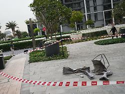 truemmer liegen auf dem fussweg des address creek harbour hotels nachdem es in der nacht von einem drohnenangriff getroffen wurde