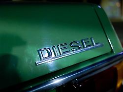 typenschild eines mercedes 240d diesel oldtimers aufgenommen im februar 2018