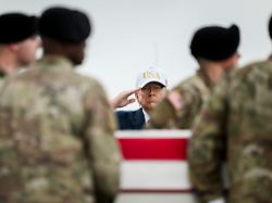 us praesident donald trump bei der ueberstellung der leichname von sechs im iran getoeteten soldaten in die usa