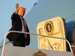 us praesident donald trump besteigt die air force one auf dem miami international airport in miami