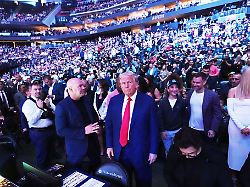 us praesident donald trump hier mit ufc boss dana white gilt als mixed martial arts fan athleten des kampfsports sollen nun fbi mitarbeiter trainieren