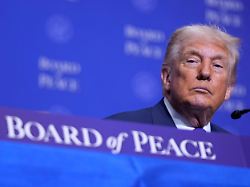 us praesident donald trump hoert waehrend einer sitzung des friedensrats zur beilegung globaler konflikte im u s institute of peace zu