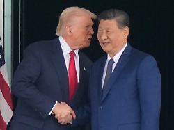 us praesident donald trump l und der chinesische praesident xi jinping schuetteln sich nach ihrem gipfeltreffen zwischen den usa und china am gimhae international airport die hand
