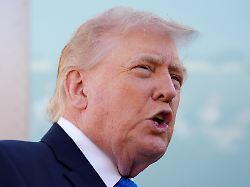 us praesident donald trump spricht mit den medien bevor er am palm beach international airport an bord der air force one geht