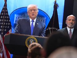 us praesident donald trump spricht waehrend eines pressebriefings im weissen haus waehrend handelsminister howard lutnik zusieht