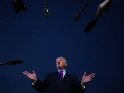 us praesident donald trump spricht zu reportern nach seiner ankunft mit der air force one auf der joint base andrews