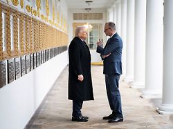 us praesident donald trump und bundeskanzler friedrich merz cdu unterhalten sich bei ihrem treffen