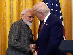 us praesident donald trump und indiens premierminister narendra modi geben sich waehrend einer pressekonferenz im east room des weissen hauses die hand