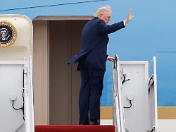 us praesident donald trump winkt bevor er an bord der air force one auf der joint base andrews geht