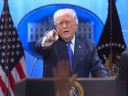 us praesident donald trump zeigt auf einen reporter waehrend einer pressekonferenz im weissen haus