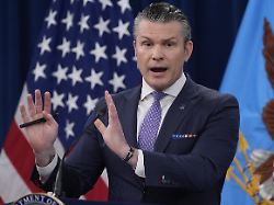 us verteidigungsminister pete hegseth spricht zu medienvertretern waehrend einer pressekonferenz im pentagon