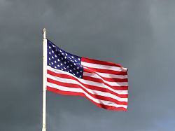 usa flagge an einem fahnenmast die sich im wind gegen den himmel bewegt