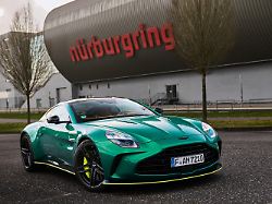 unter der langen fronthaube steckt ein aeusserst potenter mercedes v8