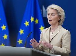 ursula von der leyen praesidentin der europaeischen kommission gibt waehrend einer pressekonferenz am eu hauptsitz eine erklaerung ab