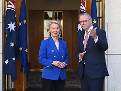ursula von der leyen l praesidentin der europaeischen kommission wird vom australischen premierminister anthony albanese waehrend eines besuchs in australien im parlamentsgebaeude begruesst 1