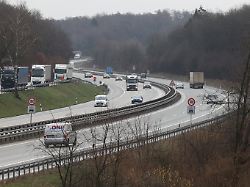 verkehr auf der autobahn a45 an der raststaette raststaette siegerland ost verkehrswesen im siegerland am 11 03 2026 in siegen deutschland