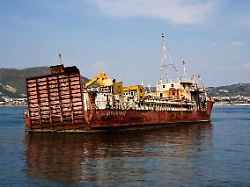versunkenes frachtschiff im hafen von bacoli pozzuoli neapel kampanien italien europa