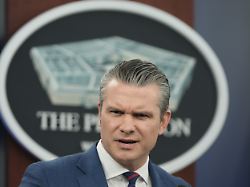 verteidigungsminister pete hegseth spricht waehrend einer pressekonferenz im pentagon