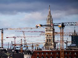 viele baukraene sind am 13 02 2026 auf baustellen im stadtzentrum von muenchen bayern zu sehen rechts im bild ist das rathaus von muenchen am marienplatz zu sehen