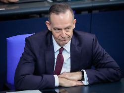 volker wissing bundesverkehrsminister und bundesjustizminister im portrait auf der regierungsbank bei der 200 sitzung des deutschen bundestag in berlin 14 11