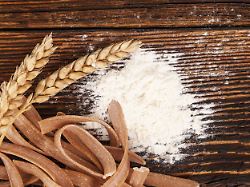 vollkornmehl mit nudeln und weizenaehren auf holztisch von oben whole grain flour with pasta and wheat ears on wooden table from above copyright imagebroker eskymaks ibxiqx13959753