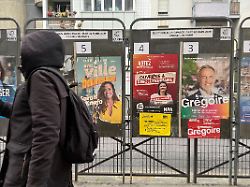 wahlplakate sind in paris ausgehangen bei der kommunalwahl am 15 und 22 maerz werden in frankreich tausende neue gemeindevertreter und buergermeister gewaehlt