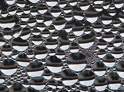 wenn hohe luftfeuchtigkeit im wohnraum auf kalte scheiben trifft kondensiert sie daran