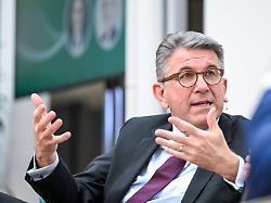 wolfram weimer spricht bei der dpa chefredaktionskonferenz im newsroom