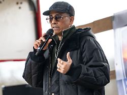 xavier naidoo saenger spricht bei der demonstration transparenz rechtsstaat und schutz von minderjaehrigen gefordert wird aufklaerung deutscher moeglicher verbindungen im internationalen epstein komplex