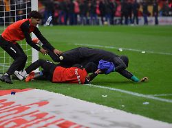 yehvann diouf fights with the ball boys to protect his goalkeeper s towel during africa cup of nations morocco 2025 final