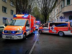 zahlreiche kraefte von polizei und rettungsdiensten sind in einer strasse in witten im einsatz bei einer gewalttaetigen auseinandersetzung in witten nrw ist ein junge durch messerstiche getoetet worden