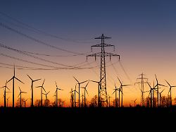 zahlreiche windkraftanlagen und eine stromtrasse sind am 28 12 2025 bei weissenfels sachsen anhalt zu sehen