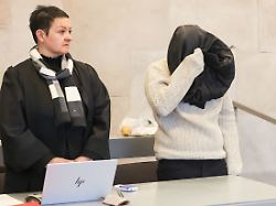 zum beginn eines prozesses wegen mordes an einem 15 jaehrigen steht die zum tatzeitpunkt 19 jaehrige angeklagte im landgericht ansbach neben ihrer verteidigerin marion reisenhofer l