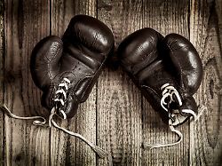 alte boxhandschuhe auf hoelzernem hintergrund old boxing gloves at wooden background 1030401988
