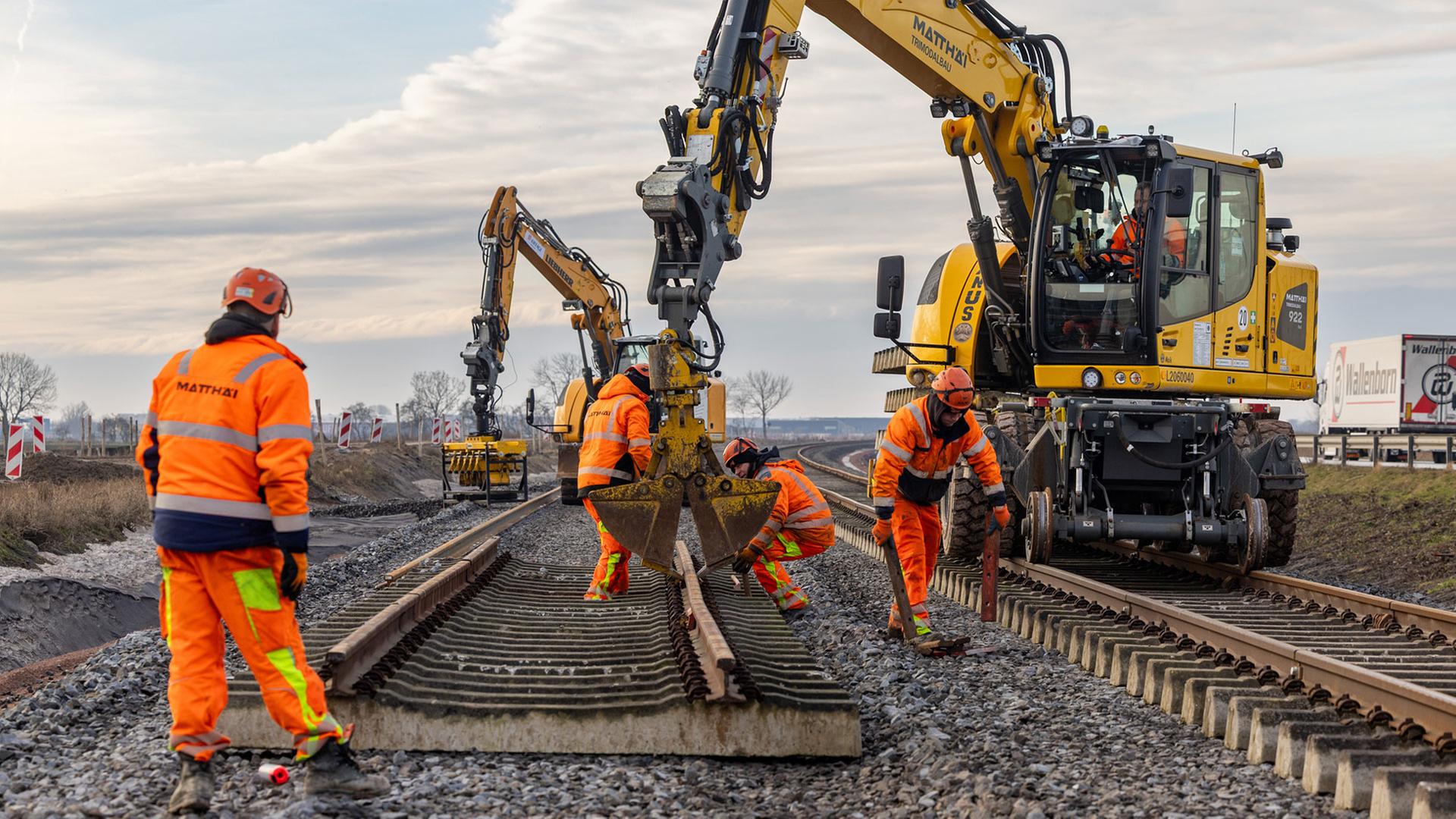 baustelle arbeiter gleise 104