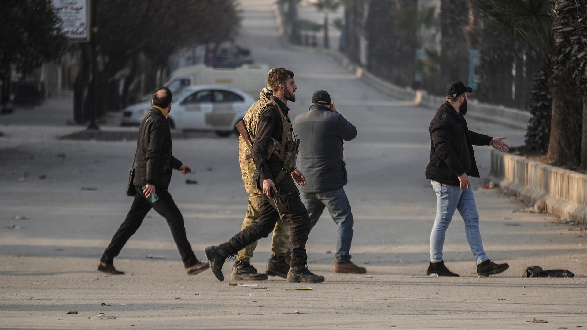 bewaffnete maenner 100