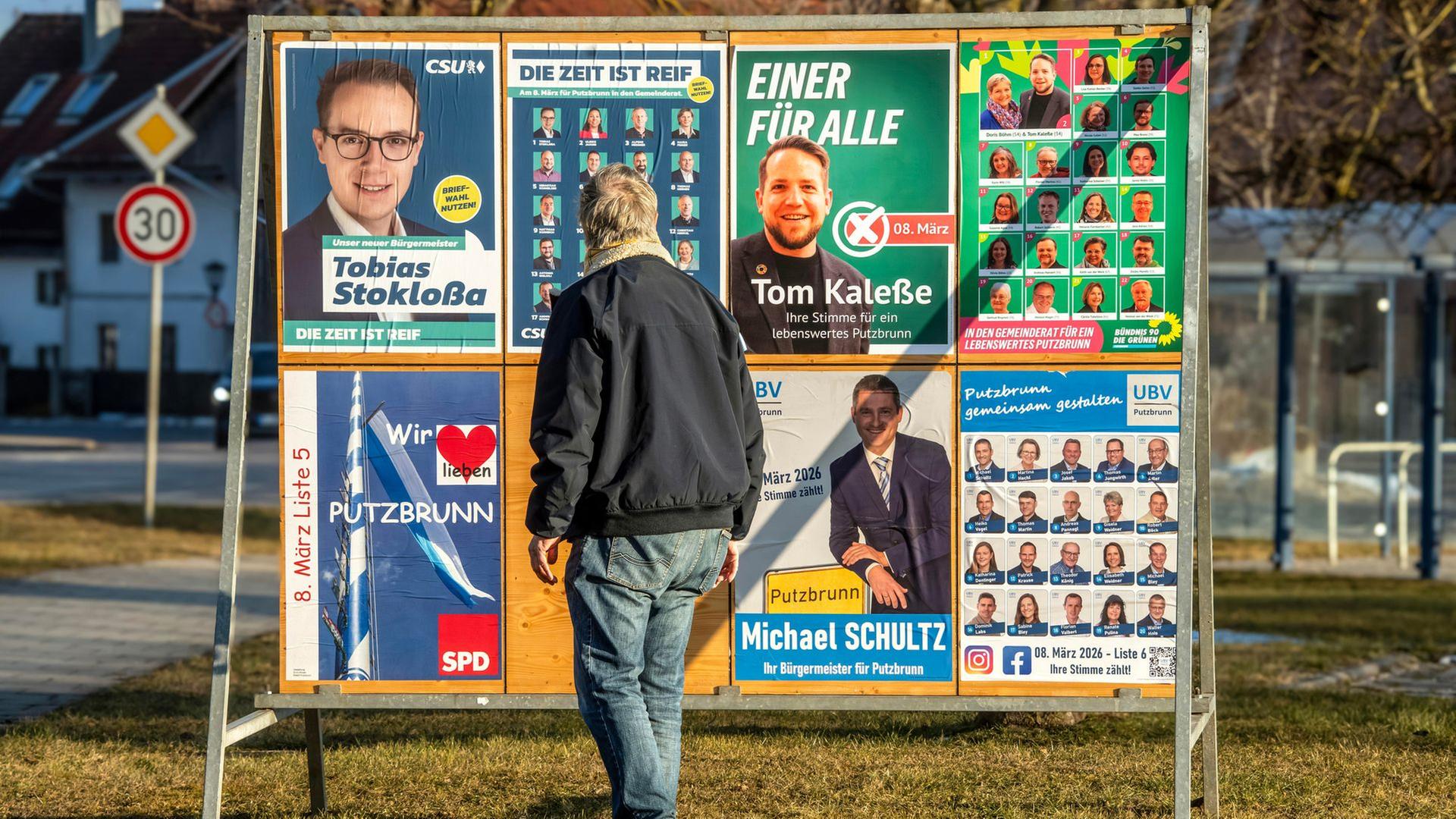br plakatwand mit wahlplakaten zur kommunalwahl am 8 maerz 100