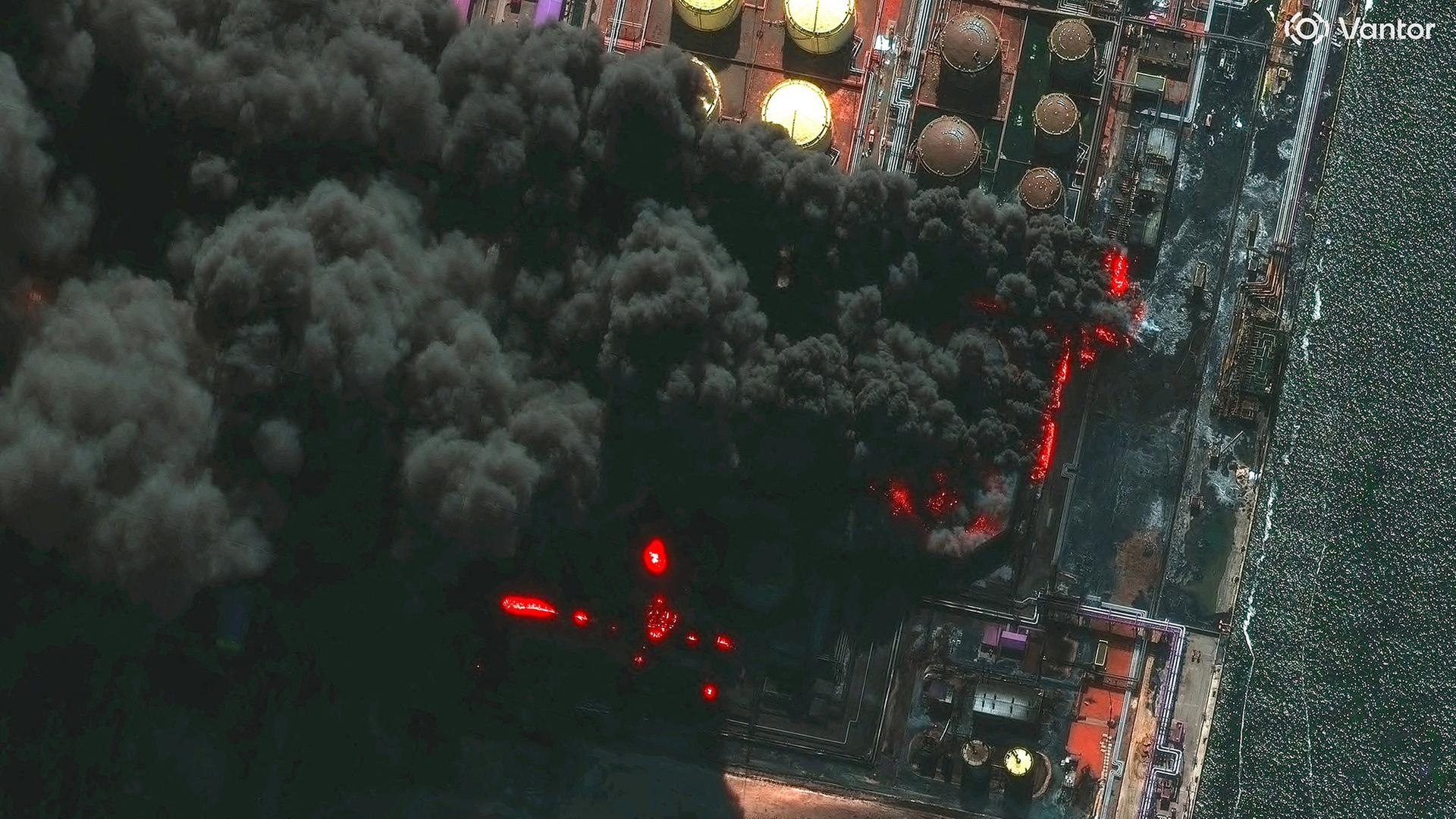 brennende industrieanlage satellitenbild 100