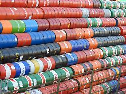 cntv bunte mineraloelfaesser oelfaesser hunderte kraftstofffaesser in verschiedenen farben rot gelb blau schwarz gruen zum grossen haufen stappel aufgeschichtet in einem fasslager am montag 09 03