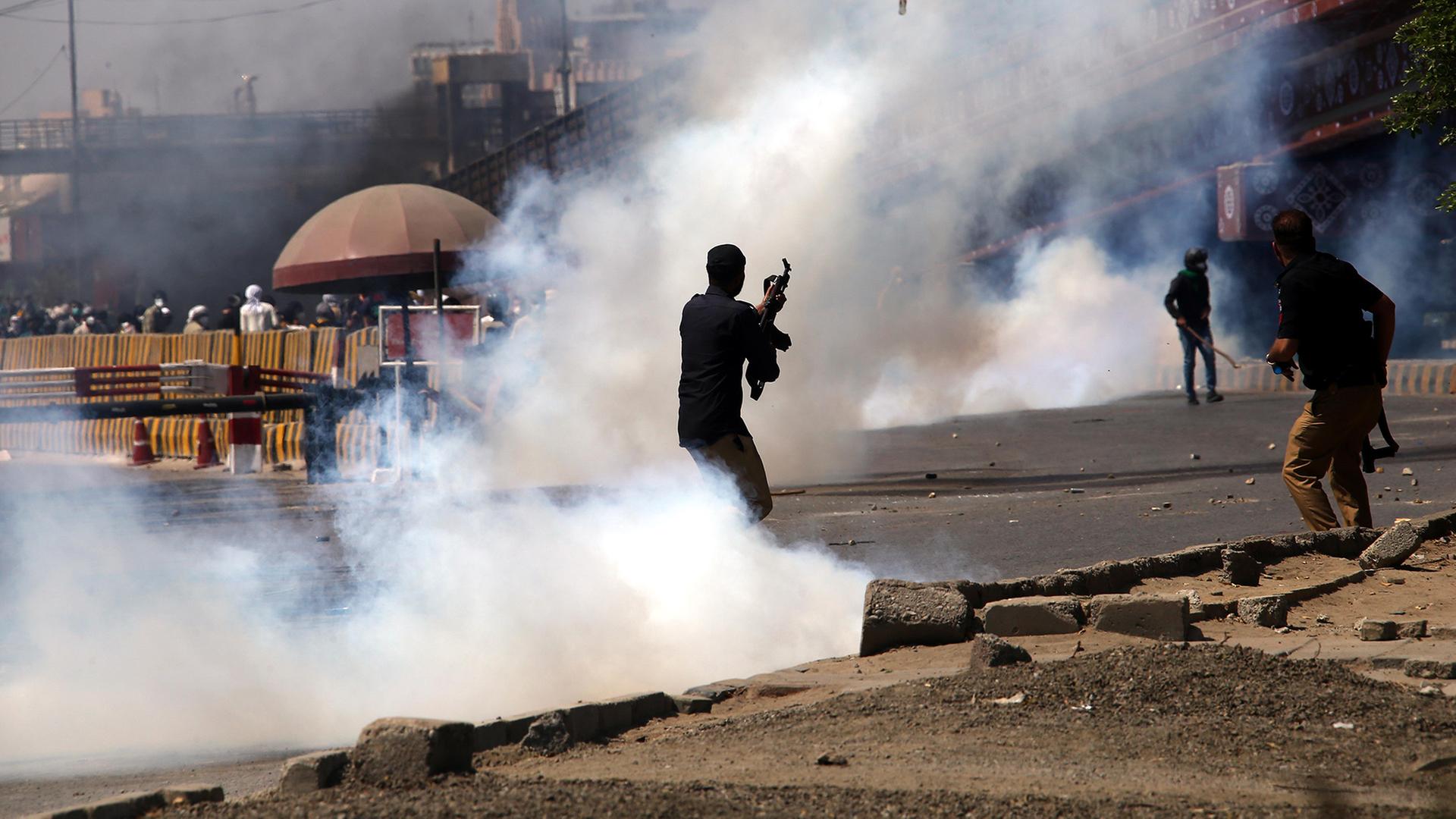 demonstration karachi nahe us konsulat 100