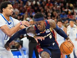 dpatopbilder 11 03 2026 usa orlando basketball maenner nba orlando magic cleveland cavaliers cleveland cavaliers guard dennis schroeder 8 zieht an orlando magic guard jett howard vorbei