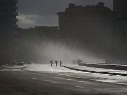 dpatopbilder 23 02 2026 kuba havanna menschen spazieren auf einer nahezu autofreien strasse waehrend eines meereseinfalls