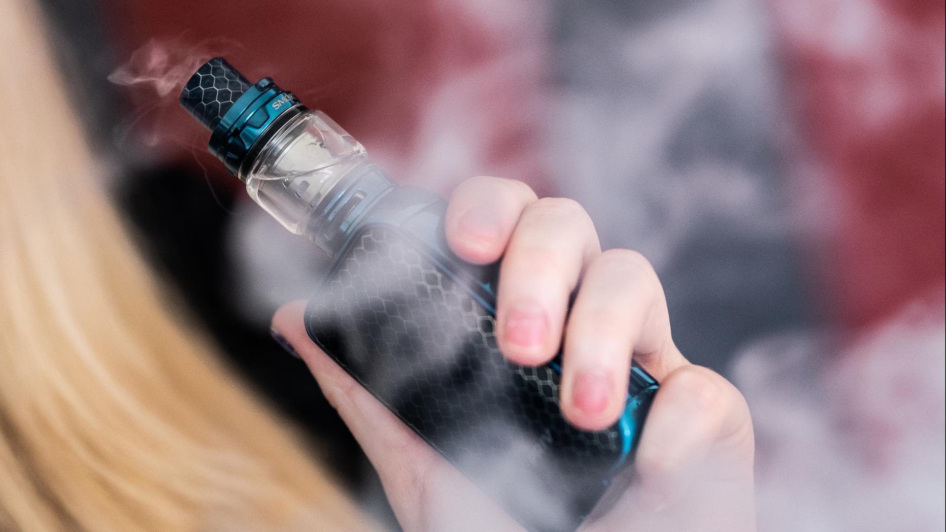 e zigarette frau 100