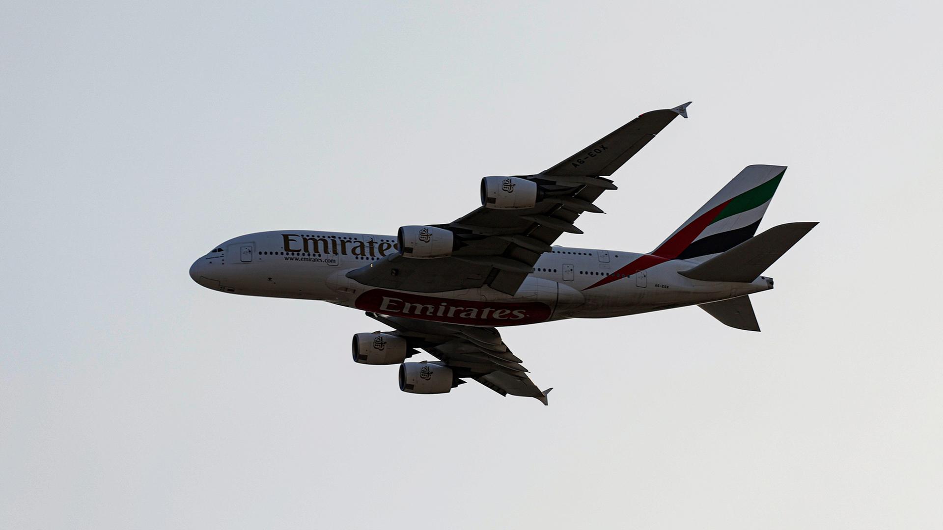 emirates flugzeug 100